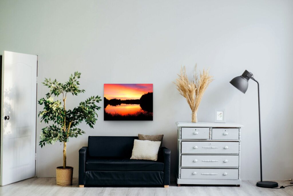 L’eau-delà, tableau sur aluminium 80 × 60 cm dans un salon clair (mise en situation)