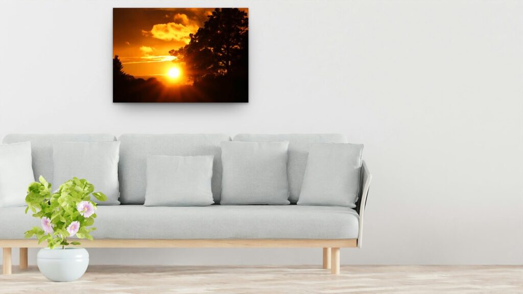 L’heure d’or, tableau sur aluminium 100 × 70 cm au-dessus d’un canapé (mise en situation)