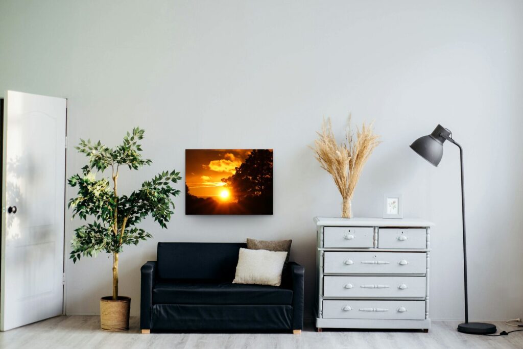 L’heure d’or, tableau sur aluminium 80 × 60 cm dans un salon clair (mise en situation)