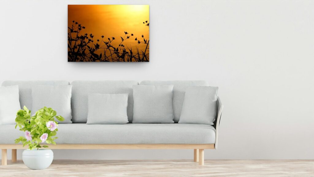 L’impermanence, tableau sur aluminium 100 × 70 cm au-dessus d’un canapé (mise en situation)