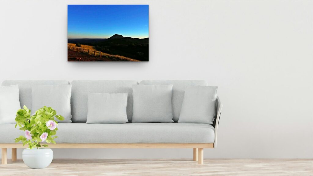 Murmure d’Auvergne, tableau sur aluminium 100 × 70 cm au-dessus d’un canapé (mise en situation)