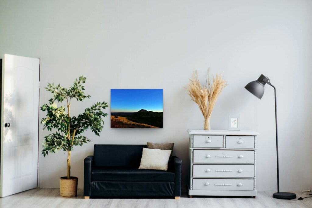 Murmure d’Auvergne, tableau sur aluminium 80 × 60 cm dans un salon clair (mise en situation)