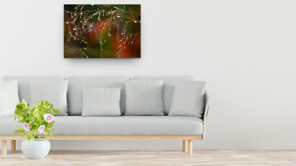 Petits bonheurs de pluie, tableau sur aluminium 100 × 70 cm au-dessus d’un canapé (mise en situation)