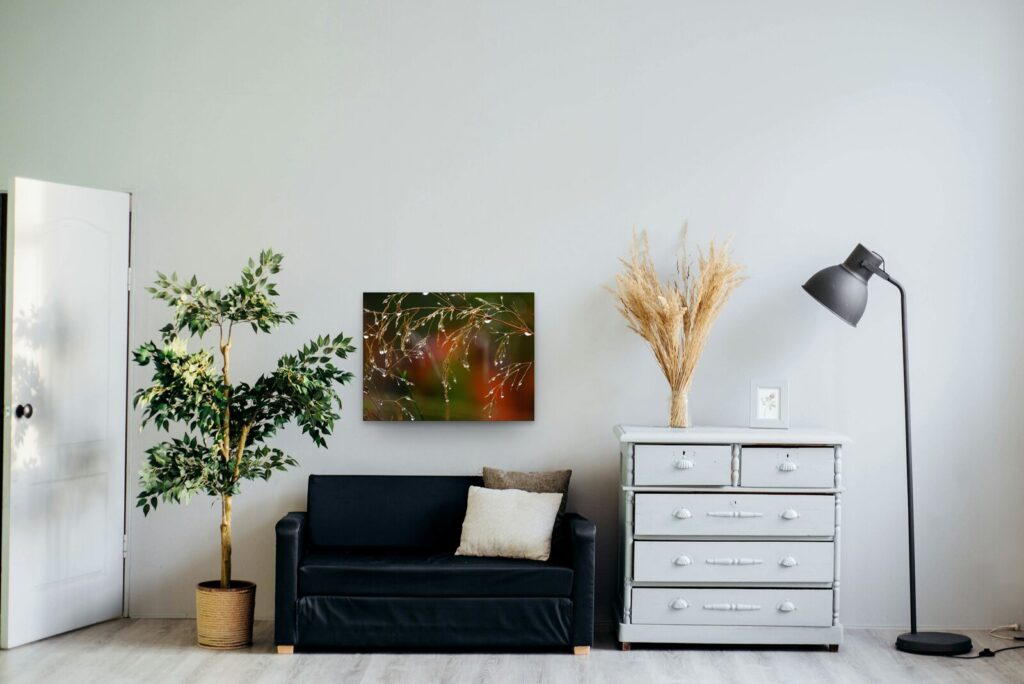Petits bonheurs de pluie, tableau sur aluminium 80 × 60 cm dans un salon clair (mise en situation)