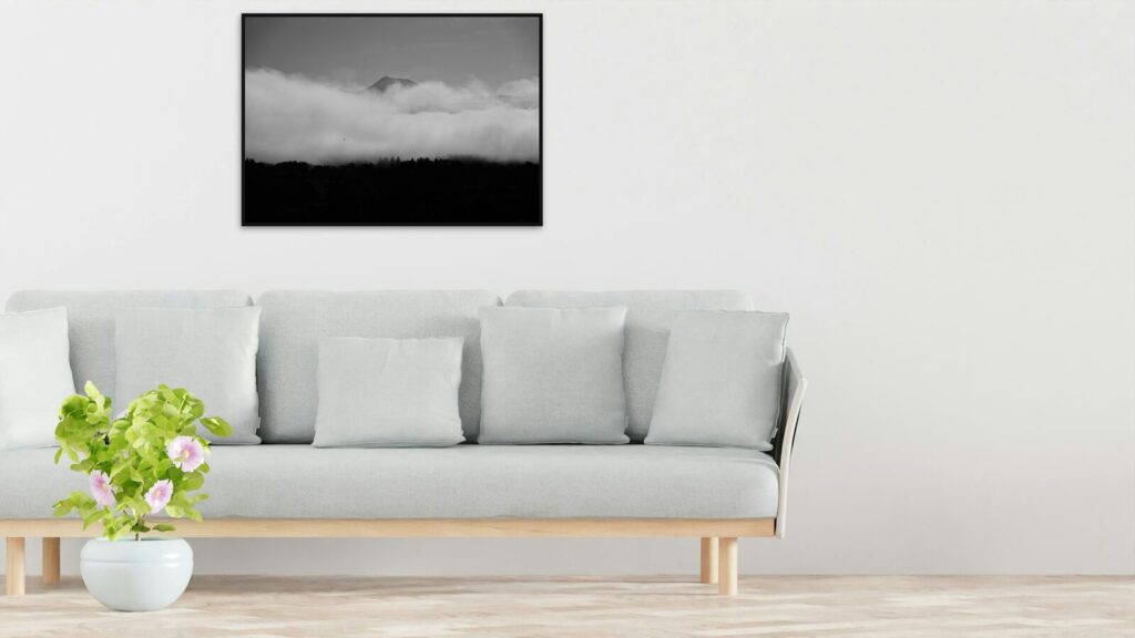 Puy de Dôme émergeant des nuages, toile ou affiche encadrée Puy de Dôme émergeant des nuages, toile ou affiche encadrée