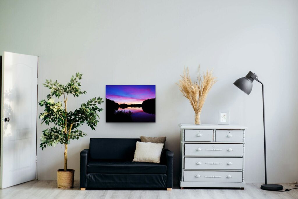 Un ciel que l’on ne boit que des yeux, tableau sur aluminium 80 × 60 cm dans un salon clair (mise en situation)