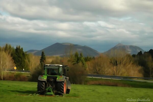 Le tracteur vert au pied du puy de Dôme, tableau tracteur et puy de Dôme