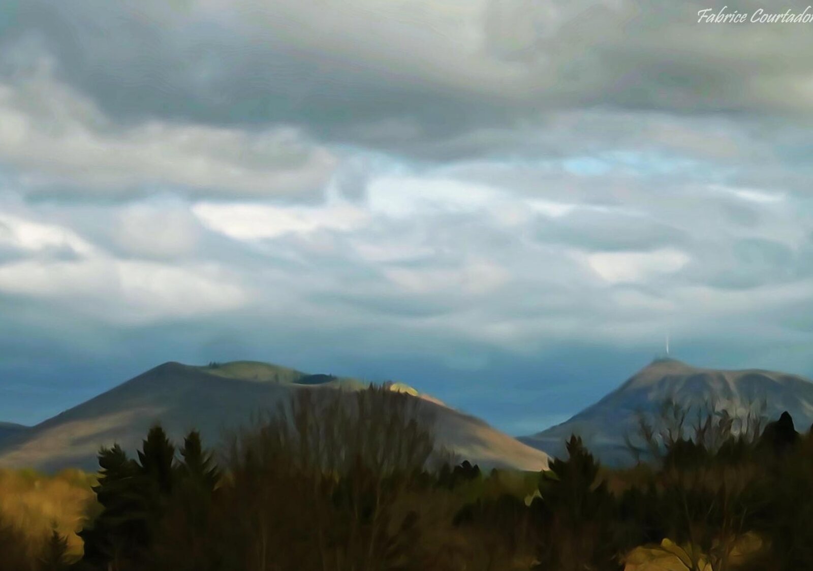 Le puy de Dôme sous un ciel chargé, tableau sur aluminium, aperçu dans un intérieur