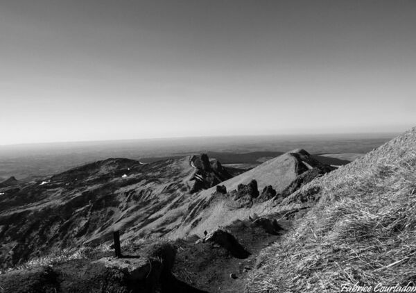 Échos noirs et blancs du Sancy, tableau crêtes du Sancy en noir et blanc