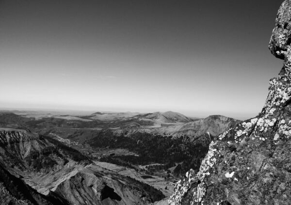 Le rocher face aux vallées du Sancy, tableau vue depuis le Sancy en noir et blanc