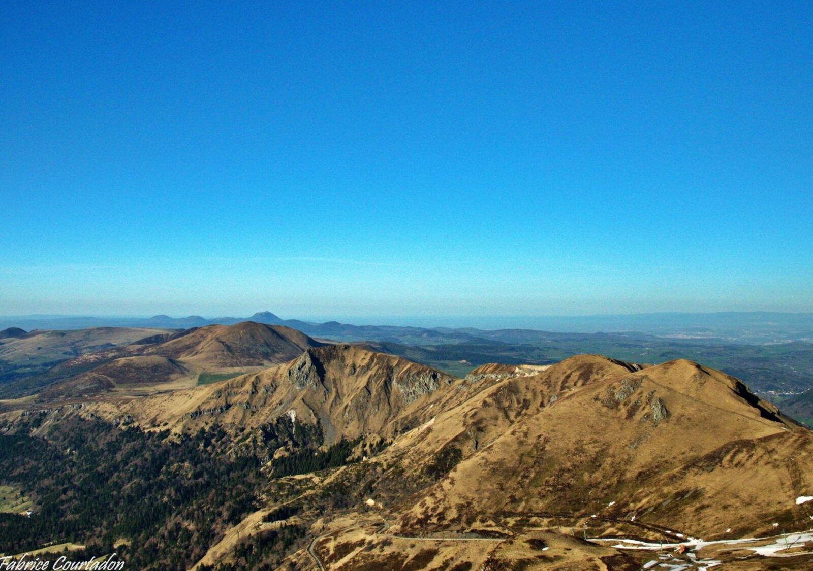 Les crêtes du Sancy sous le ciel bleu, tableau sur aluminium, aperçu dans un intérieur