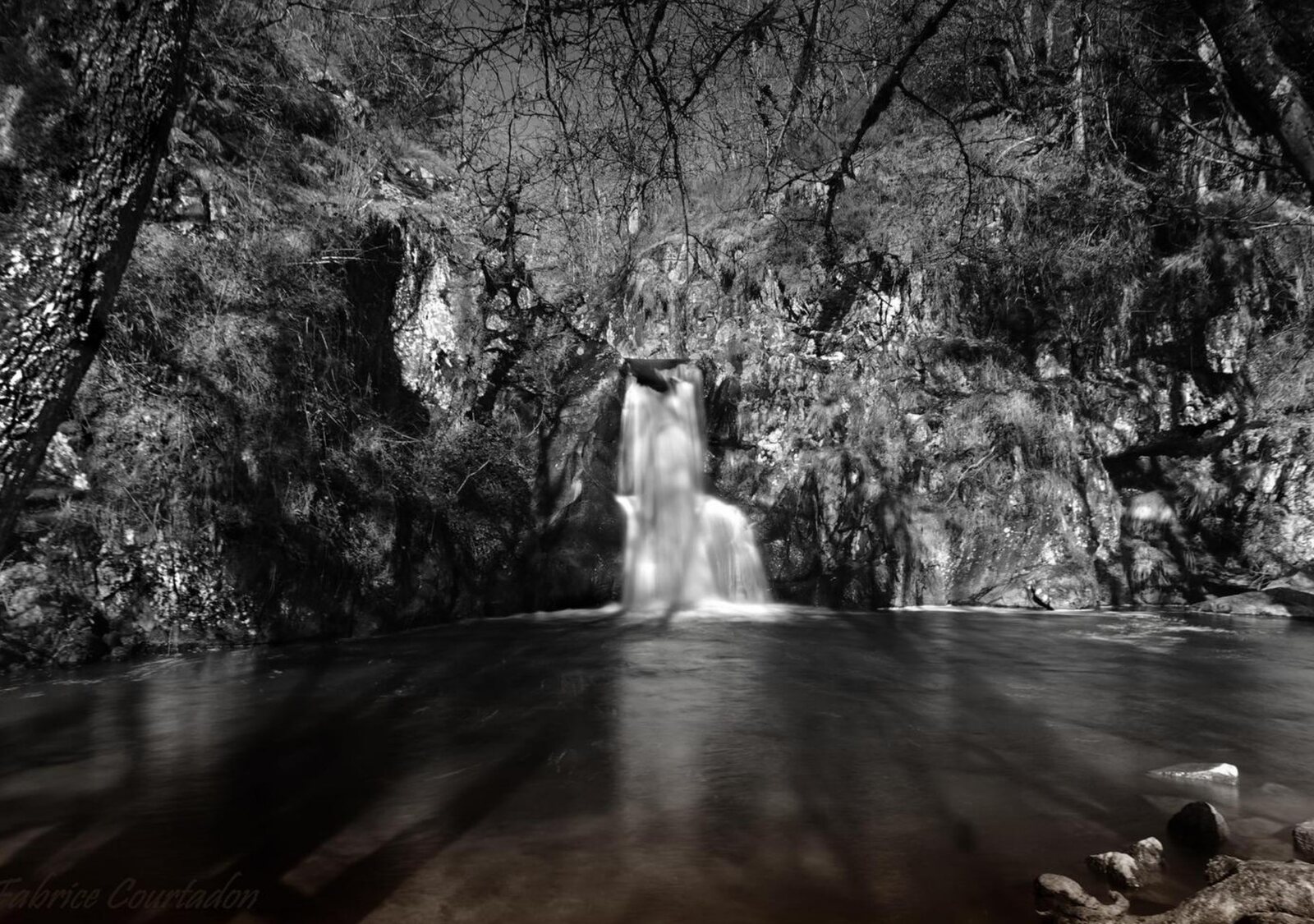 Cascade d’Auvergne en noir et blanc, tableau sur aluminium, aperçu dans un intérieur