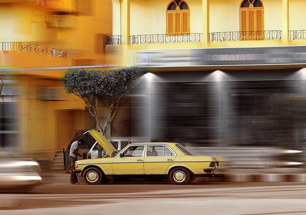 Mécanique de rue en Égypte, tableau voiture jaune réparée dans la rue