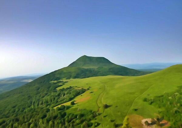 Volcan vert sous le ciel d’été, tableau volcan d’Auvergne en été