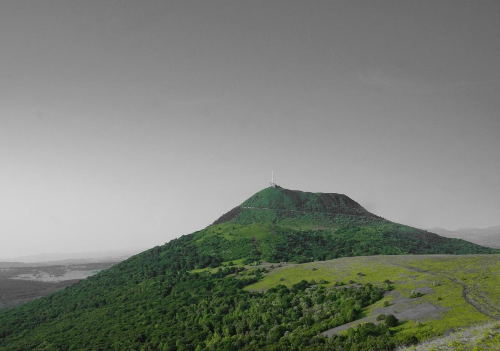 Le puy de Dôme en vert sur ciel gris, tableau sur aluminium, aperçu dans un intérieur