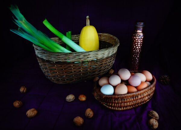 Poireaux, poire et œufs dans la pénombre, tableau nature morte aux poireaux et aux œufs