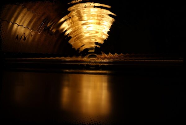 Tourbillon de lumière dorée sur fond noir, tableau lumière dorée abstraite