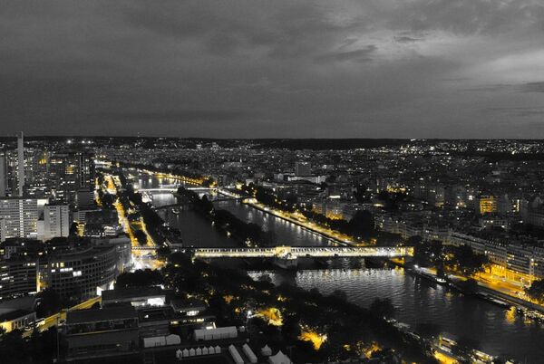 Les mystères de l’ombre à la lumière, tableau Paris la nuit, lumières dorées