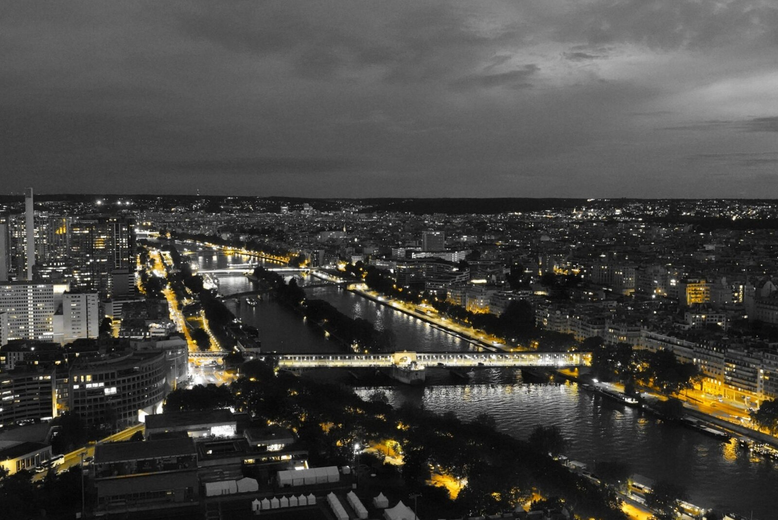 Les mystères de l’ombre à la lumière, tableau sur aluminium, aperçu dans un intérieur
