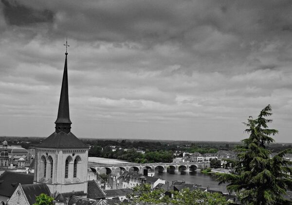 La flèche de Saumur sous un ciel lourd, tableau clocher et pont de Saumur