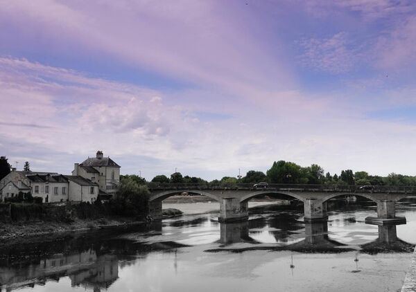 Pont de pierre sous un ciel mauve, tableau pont de pierre sur la rivière