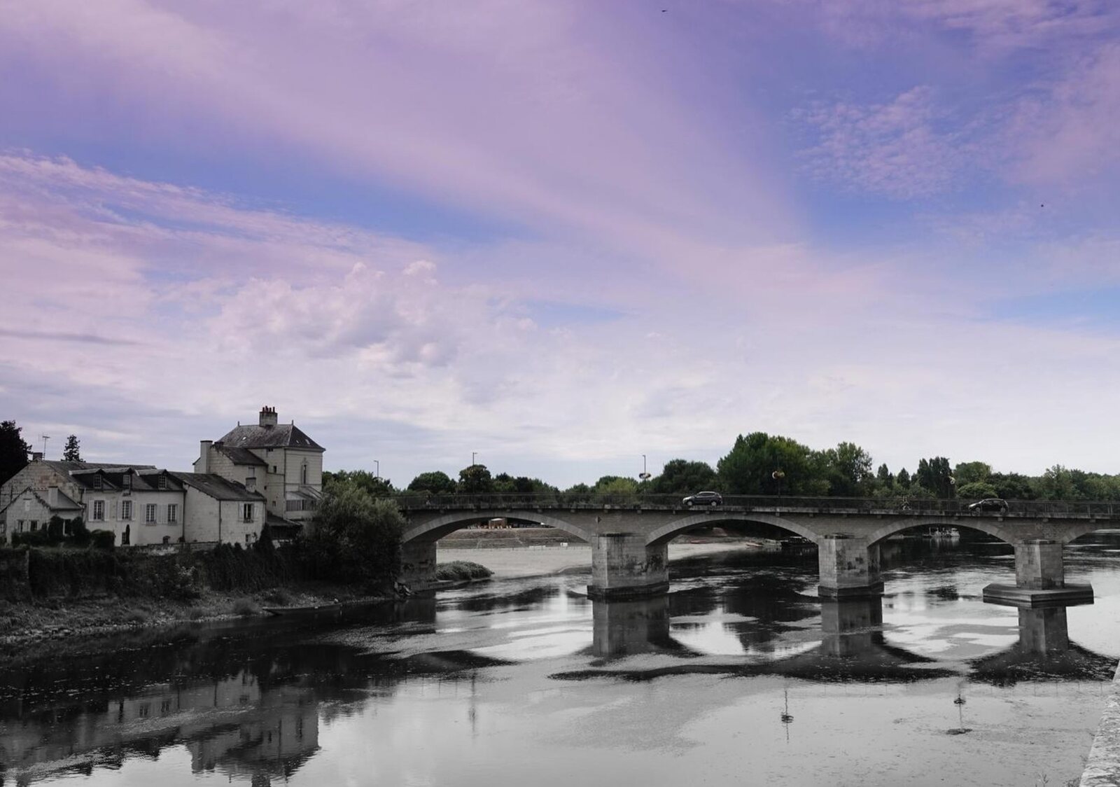 Pont de pierre sous un ciel mauve, tableau sur aluminium, aperçu dans un intérieur