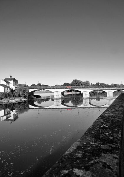 Le pont de Chinon depuis le quai, tableau pont de Chinon en noir et blanc