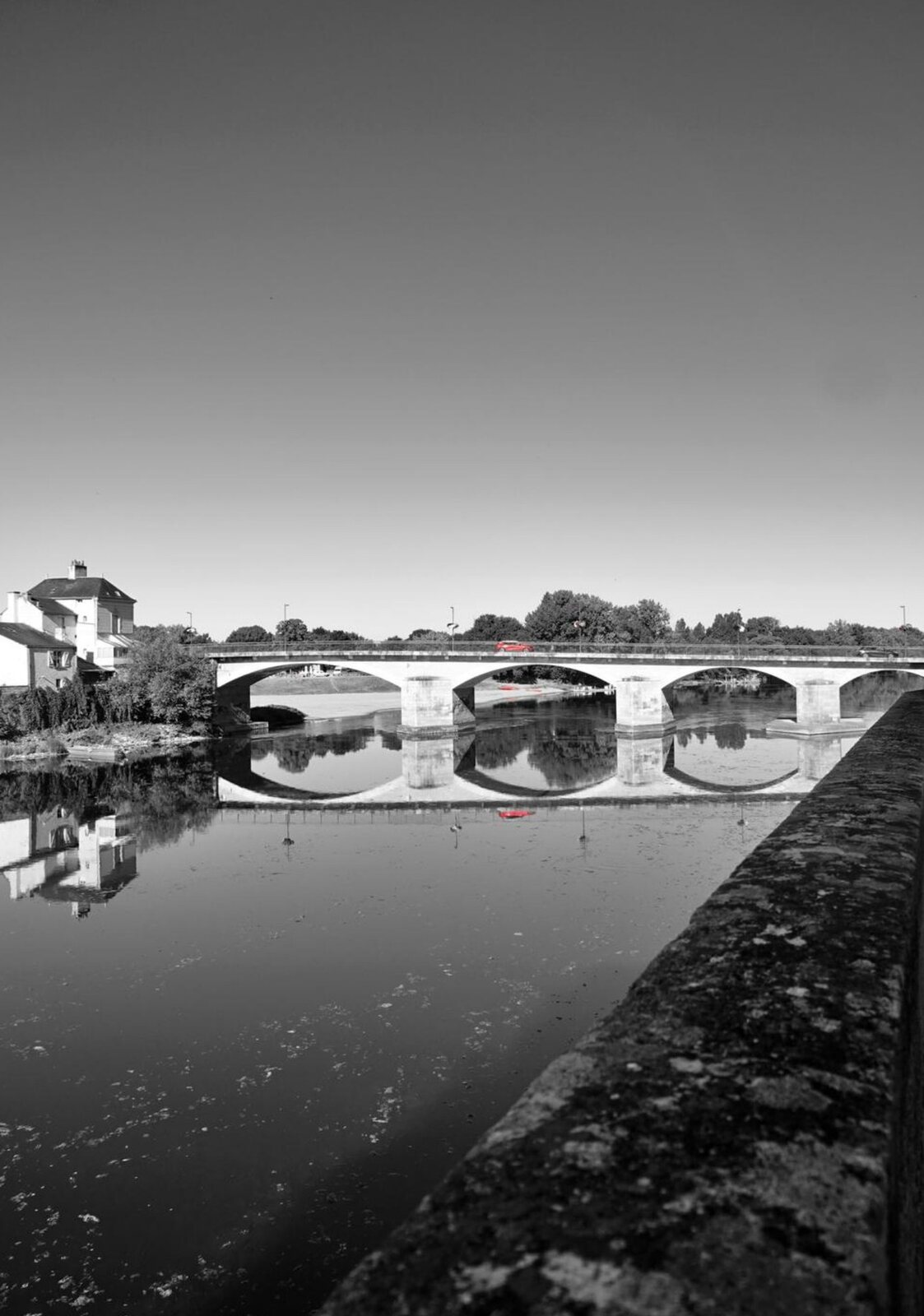 Le pont de Chinon depuis le quai, tableau sur aluminium, aperçu dans un intérieur