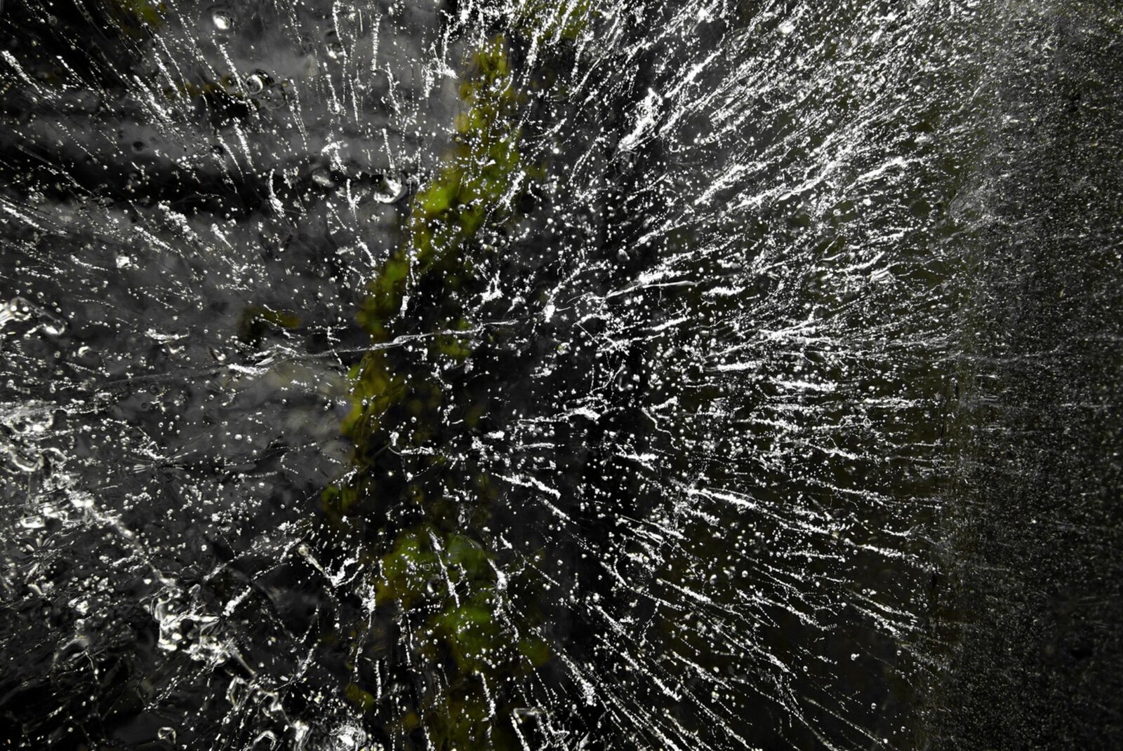 Éclats de glace sur mousse verte, tableau sur aluminium, aperçu dans un intérieur