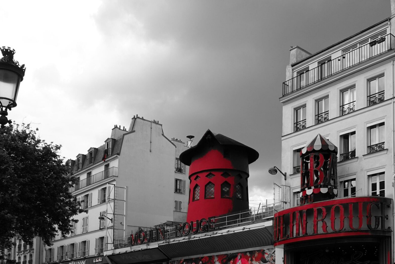 Le Moulin Rouge en rouge et gris, tableau sur aluminium, aperçu dans un intérieur