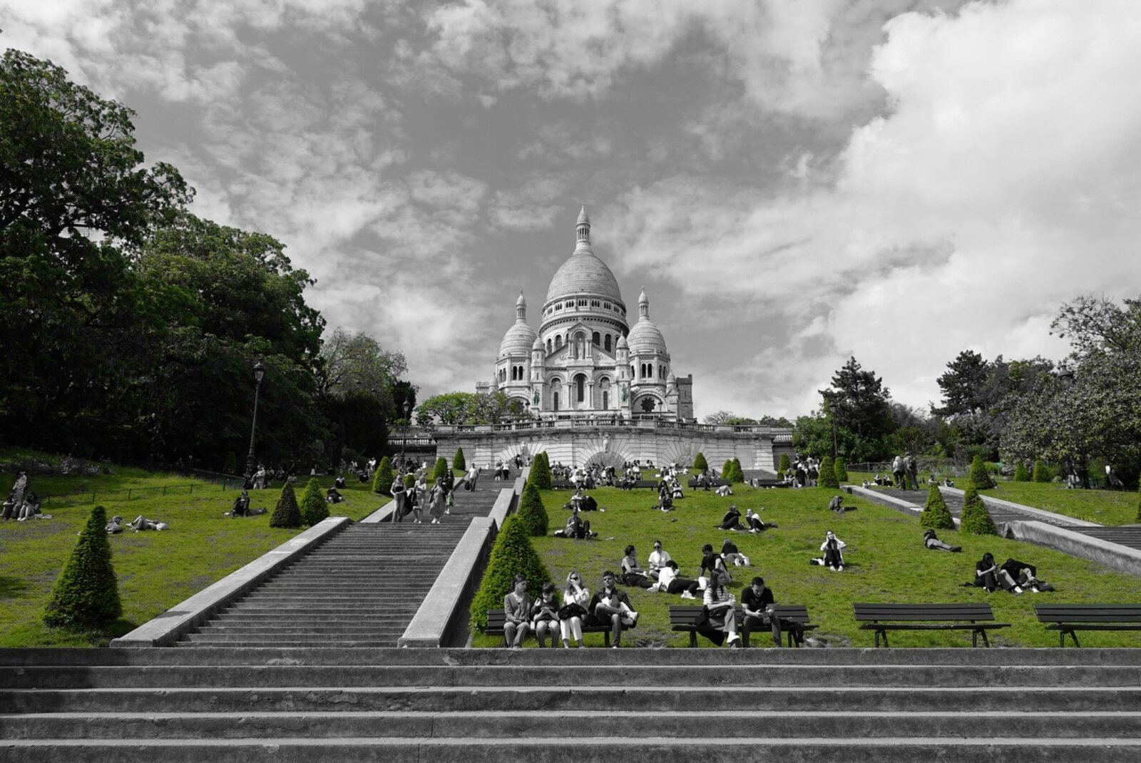 Le Sacré-Cœur au-dessus des pelouses de Montmartre, tableau sur aluminium, aperçu dans un intérieur