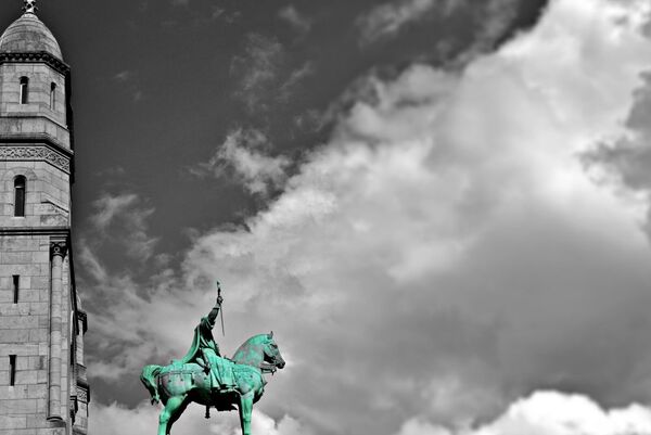 Statue équestre du Sacré-Cœur sous les nuages, tableau statue équestre du Sacré-Cœur