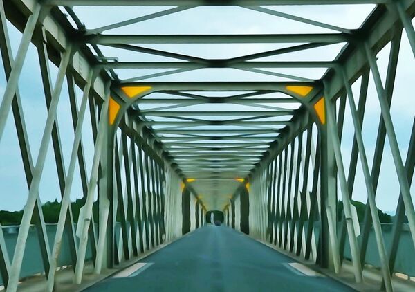 Sous la charpente d’un pont métallique, tableau pont métallique en perspective