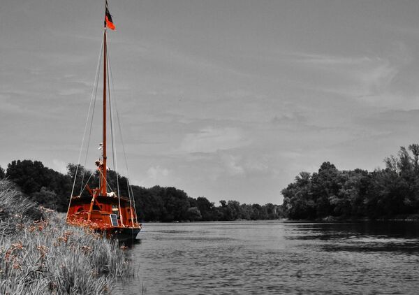 Bateau rouge au bord de la Loire, tableau bateau traditionnel rouge