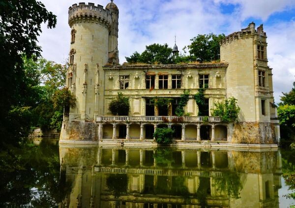 Le château de la Mothe-Chandeniers et son reflet, tableau château de la Mothe-Chandeniers