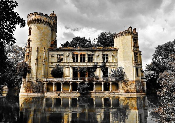 Le silence doré, tableau château au bord de l’eau
