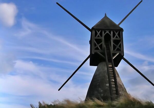 Moulin à vent de bois sur sa base de pierre, tableau moulin à vent ancien