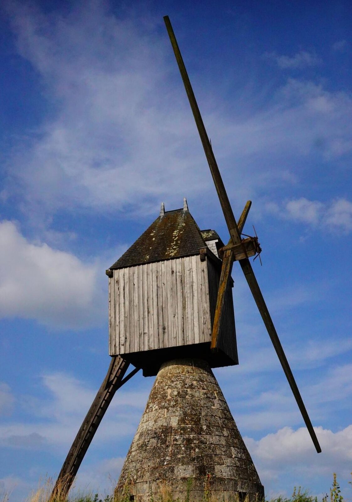 Moulin à vent sous le ciel bleu, tableau sur aluminium, aperçu dans un intérieur