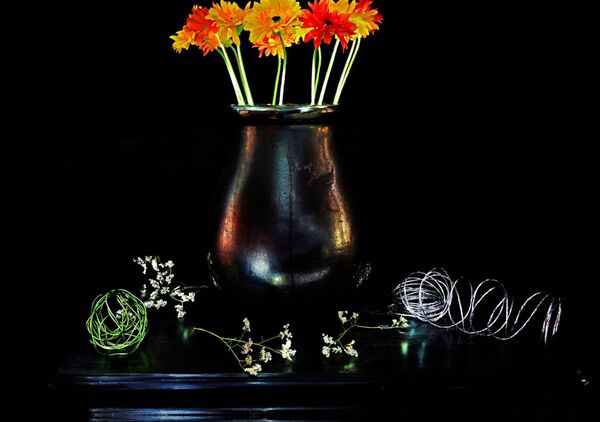 Gerberas orange et fils d’argent, tableau gerberas orange dans un vase sombre