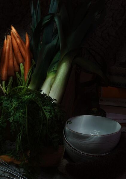 Carottes, poireaux et bols dans l’ombre, tableau carottes et poireaux en nature morte