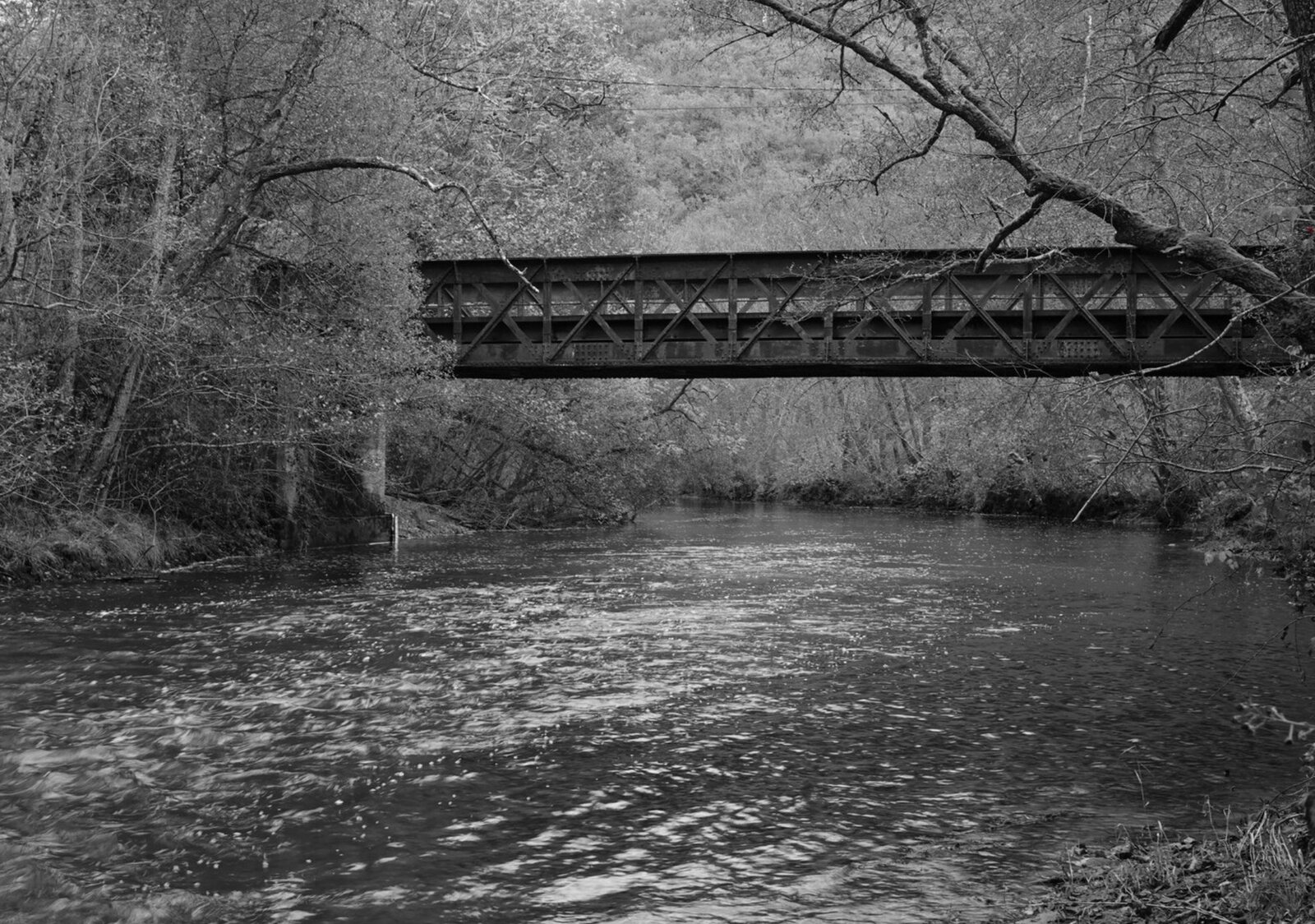 Passerelle sur la rivière en noir et blanc, tableau sur aluminium, aperçu dans un intérieur
