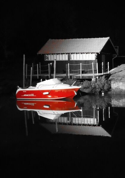 L’attente silencieuse, tableau bateau rouge devant une cabane