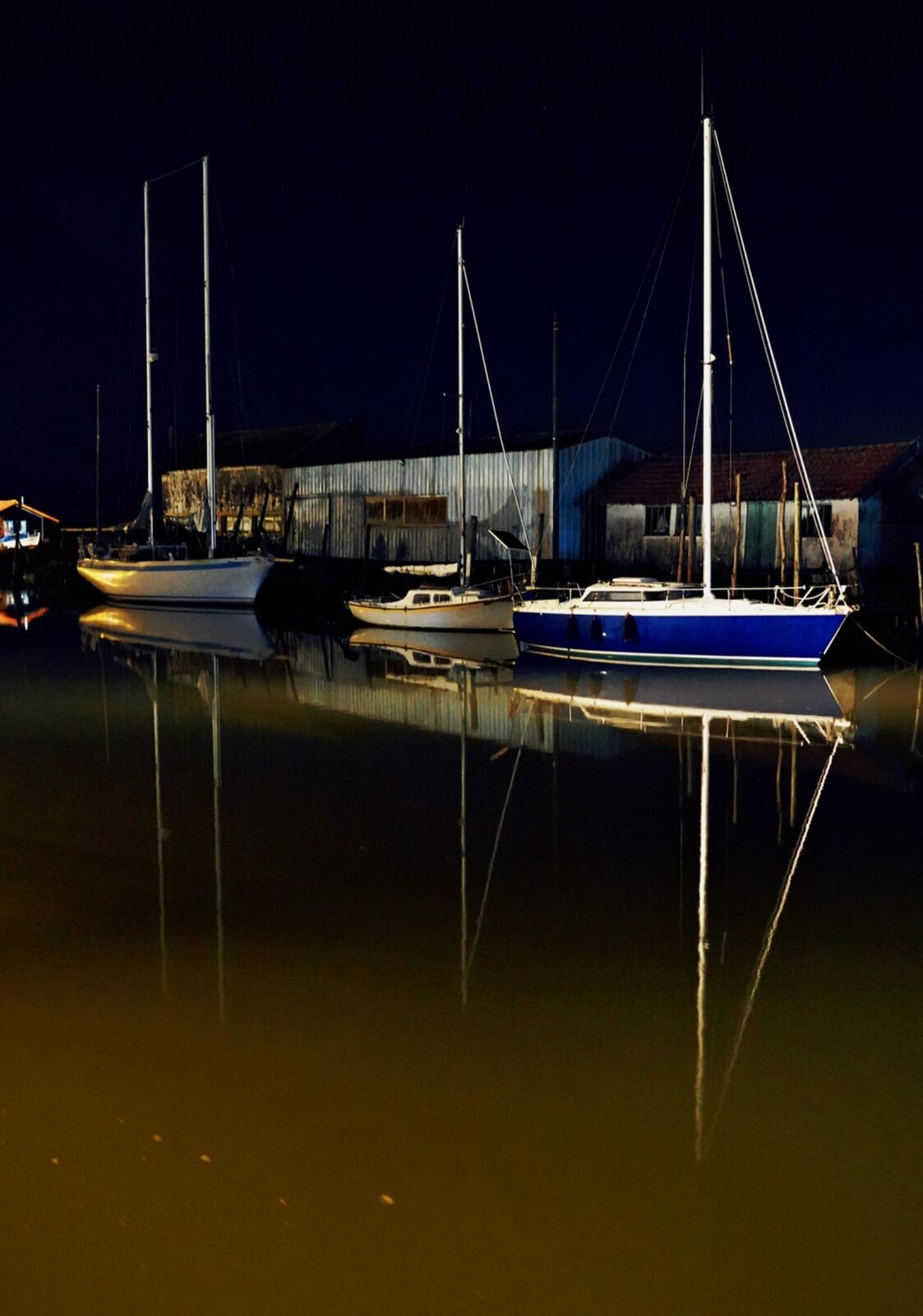 Voiliers au port, la nuit, tableau sur aluminium, aperçu dans un intérieur