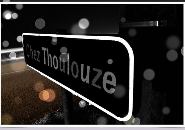 Chez Thoulouze, panneau dans la nuit, tableau panneau de lieu-dit la nuit