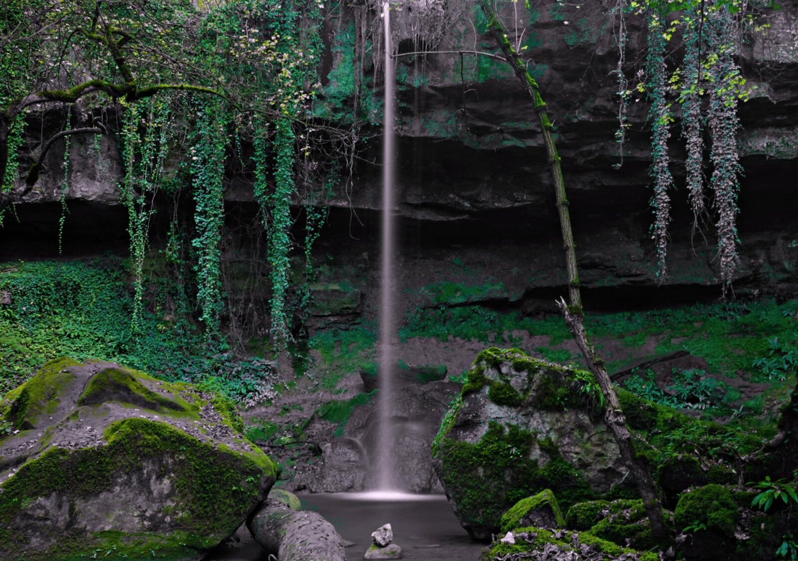 Cascade sous un surplomb moussu, tableau sur aluminium, aperçu dans un intérieur