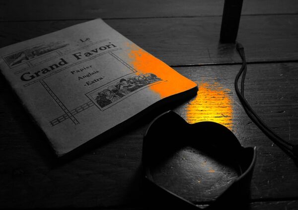 Voyage dans le temps, tableau vieux carnet en noir et blanc