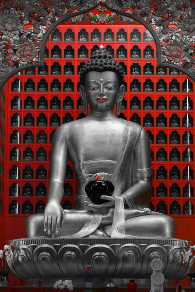 Infinie dévotion, tableau statue de Bouddha sur fond rouge