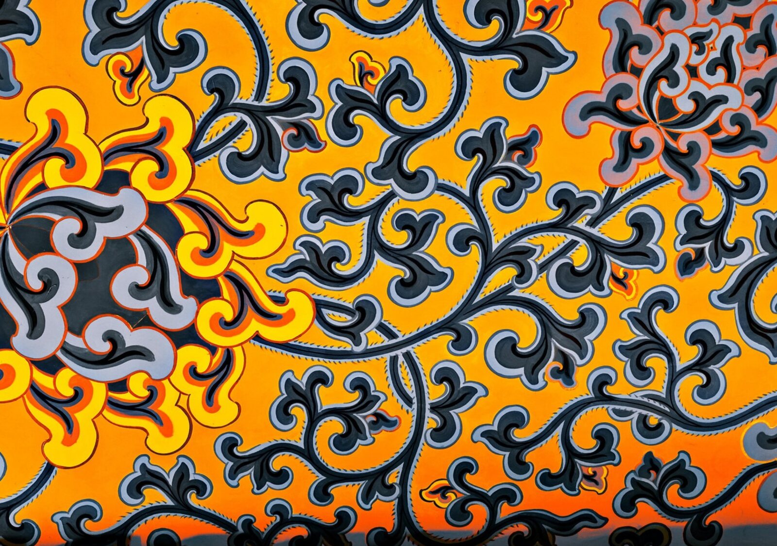 Rinceaux sombres sur fond orange, tableau sur aluminium, aperçu dans un intérieur