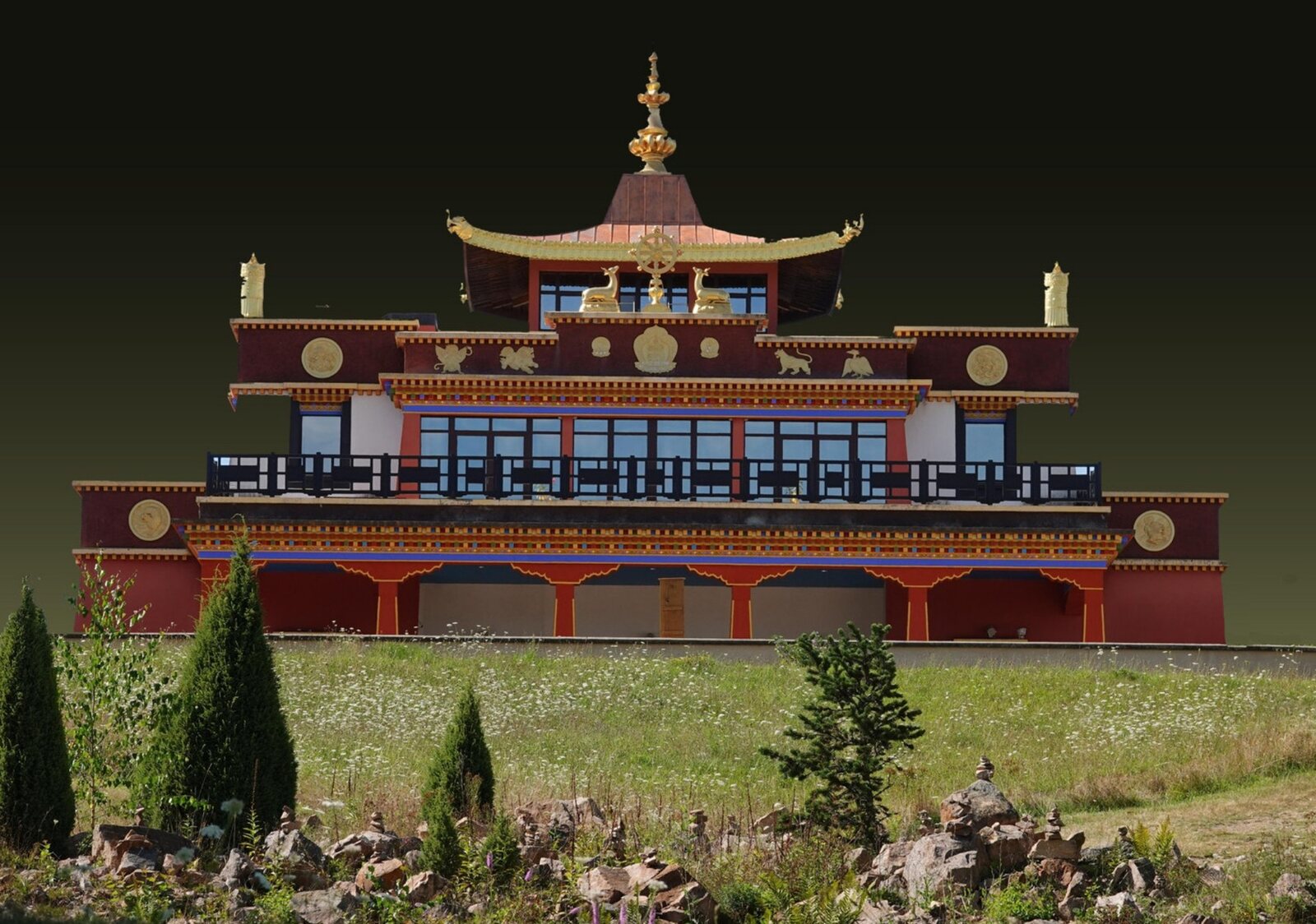 Temple bouddhiste sous un ciel sombre, tableau sur aluminium, aperçu dans un intérieur