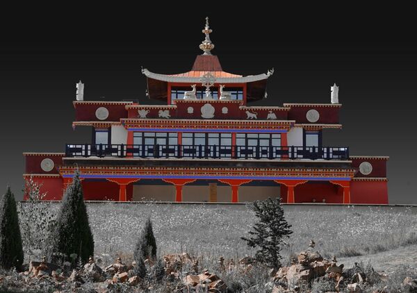 Exploration contemplative, tableau temple bouddhiste rouge
